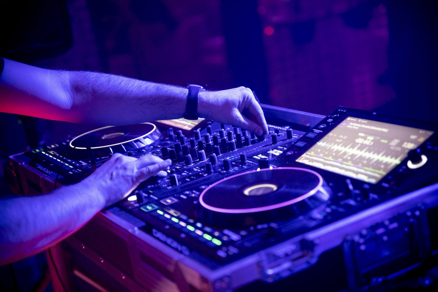 DJ pult při vystoupení